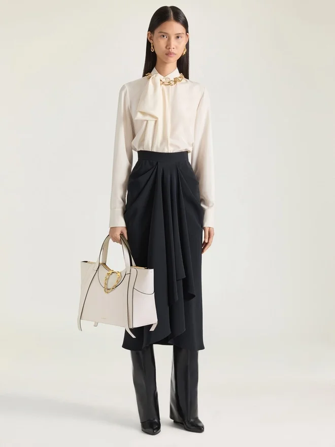 Medium the Snatch Bag in Grained Leather Medium the Snatch Bag in Grained Leather